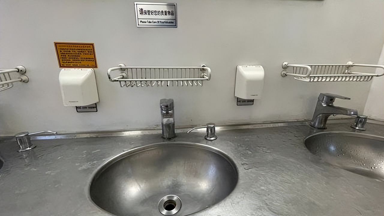 在火车上手机没电了哪里可以充电,火车上手机没电了硬座可以去哪充