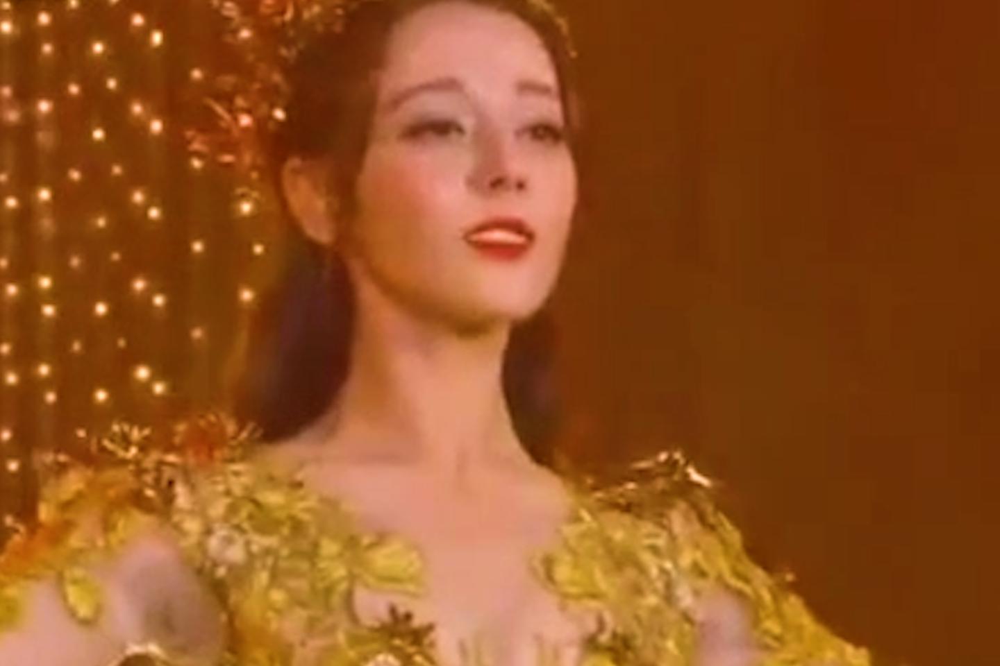 “满贯女王”迪丽热巴：与鹿晗*绑捆**CP遭全网群嘲，后逆袭重拾尊严