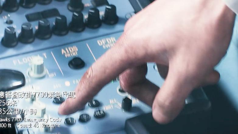 飞机挡风破裂数百人被困万米高空,玻璃破裂飞机迫降视频