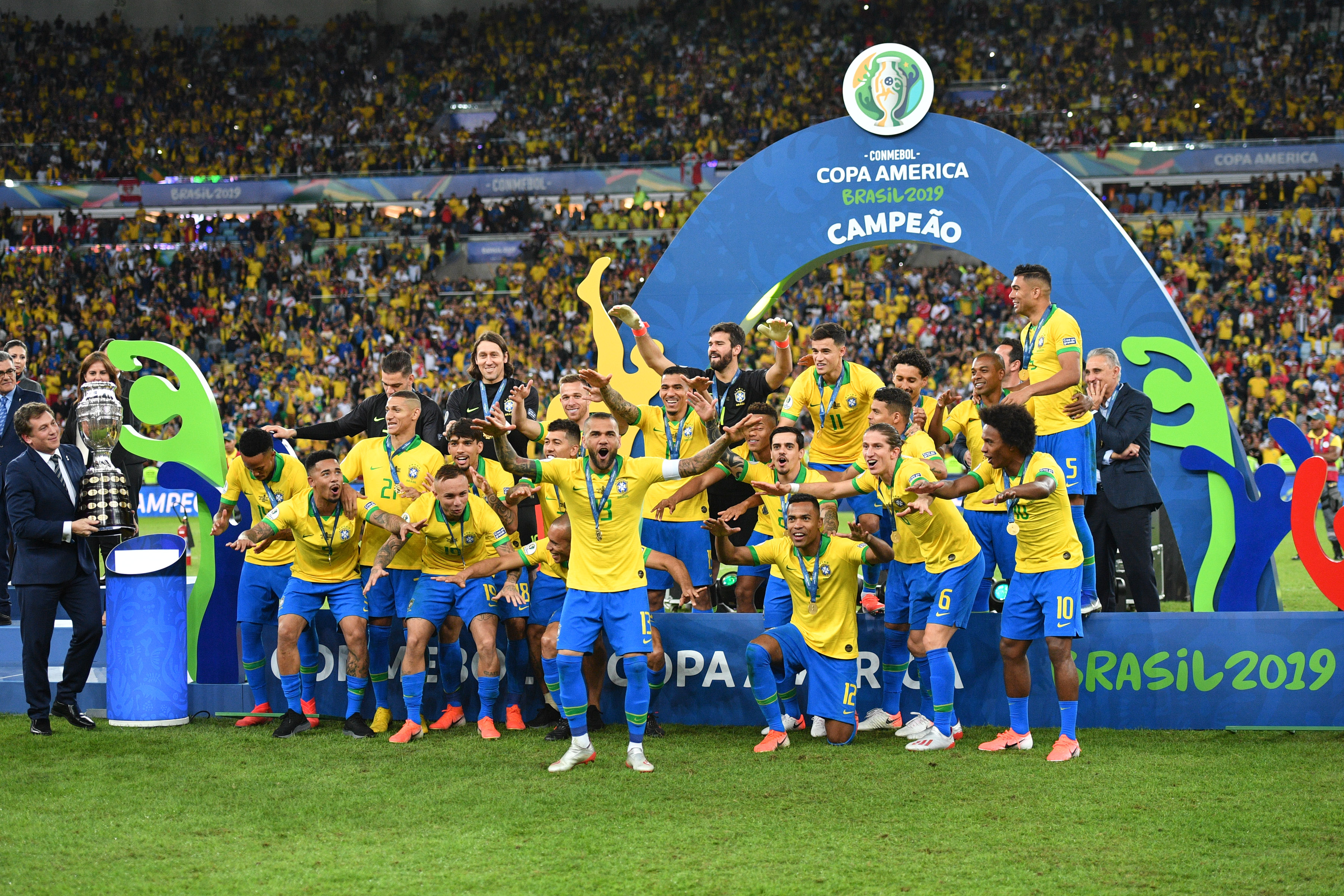 内马尔因足球带来的伤痛,内马尔不曾陨落的天才足球少年