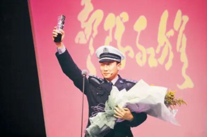 网红交警谭乔名场面,拯救无数司机的“网红交警”谭乔