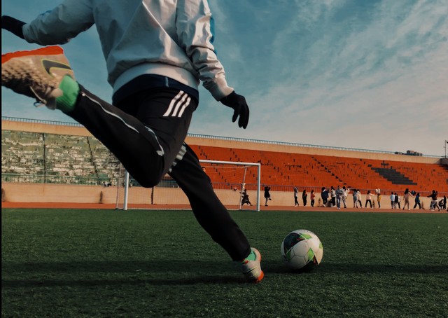 武汉三镇u19守门员,武汉三镇守门员用头解围