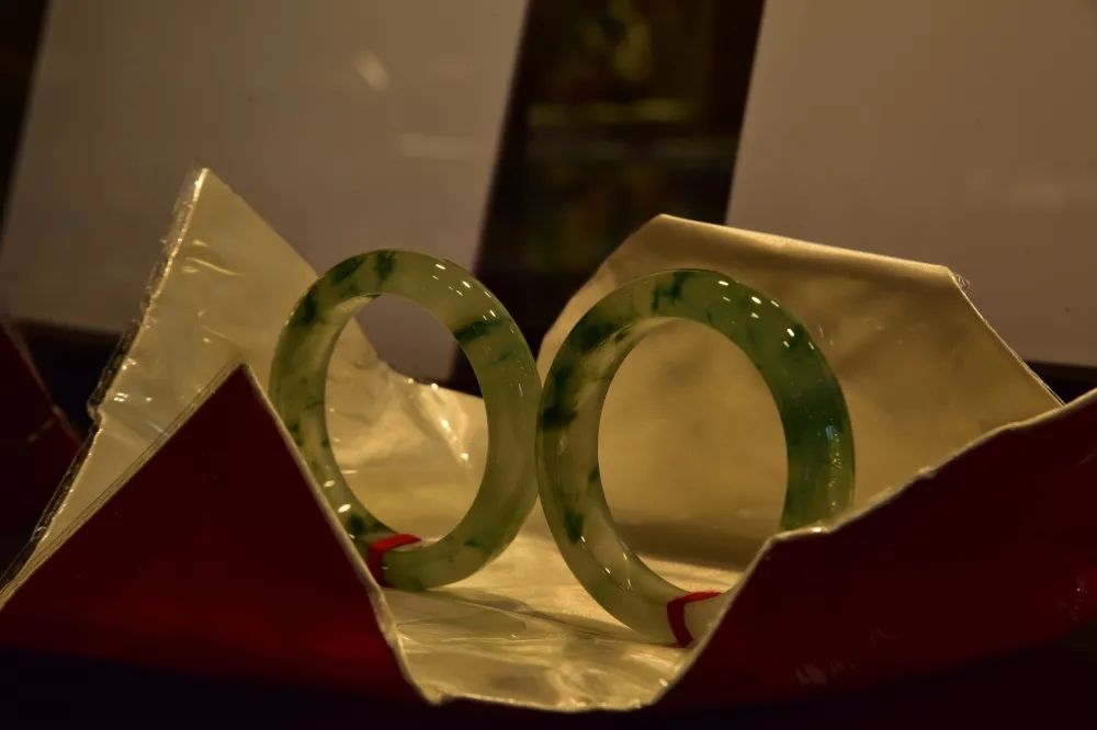 怎么判断自己买的翡翠真的假的,翡翠要怎么看才知道是真是假