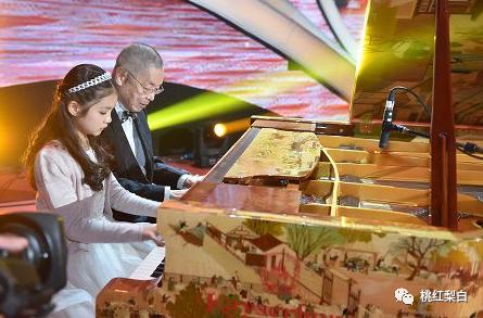 有钱人的名利场：甘比为什么要巴结82岁的他？