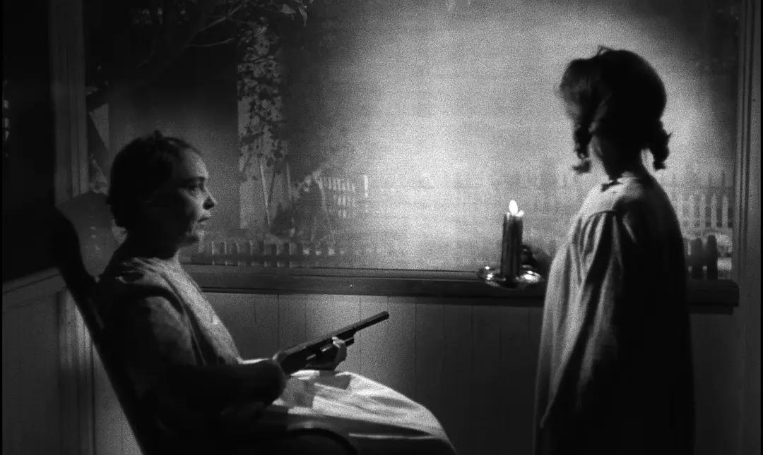 本将赃款藏在布娃娃里，黑心牧师为了钱杀害薇拉，并追杀兄妹俩