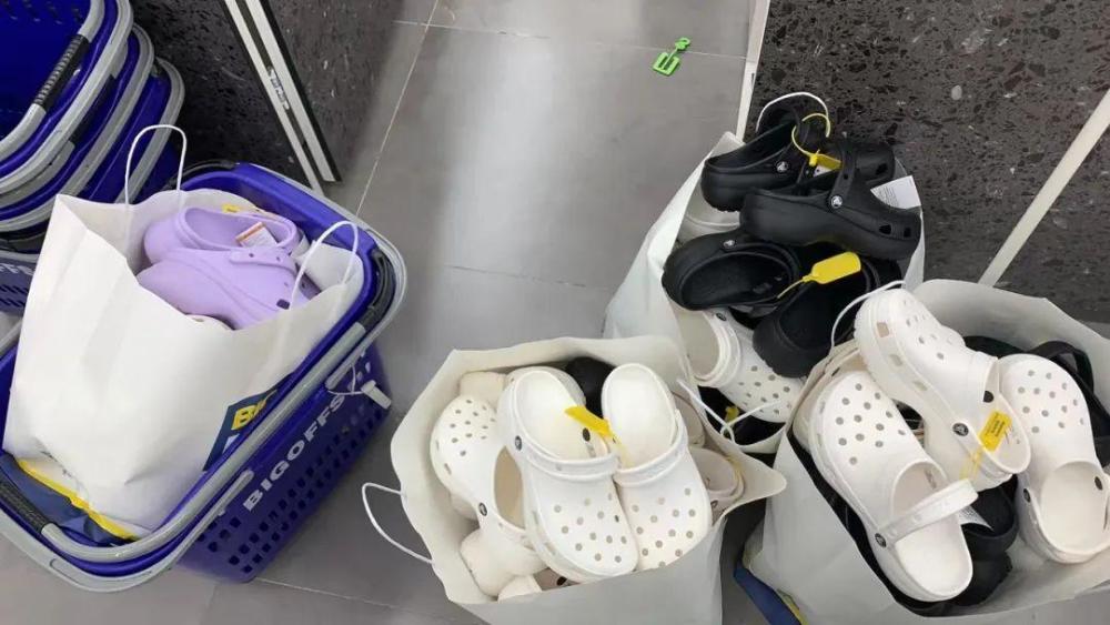 这双“丑”鞋一年狂赚40亿,洞洞鞋一点都不丑