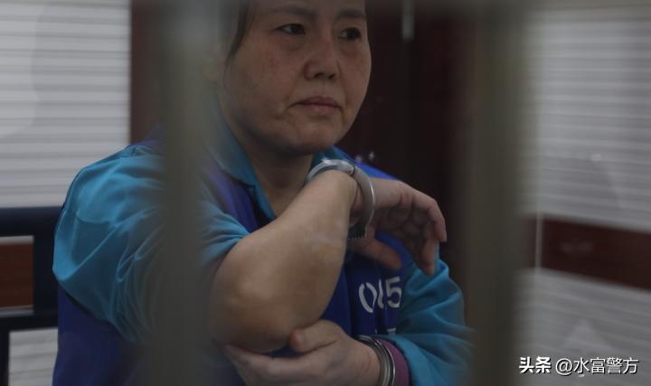 抱着“师父”画像不许人碰，大肆为境外“师父”敛财……他们，为何如此疯迷？