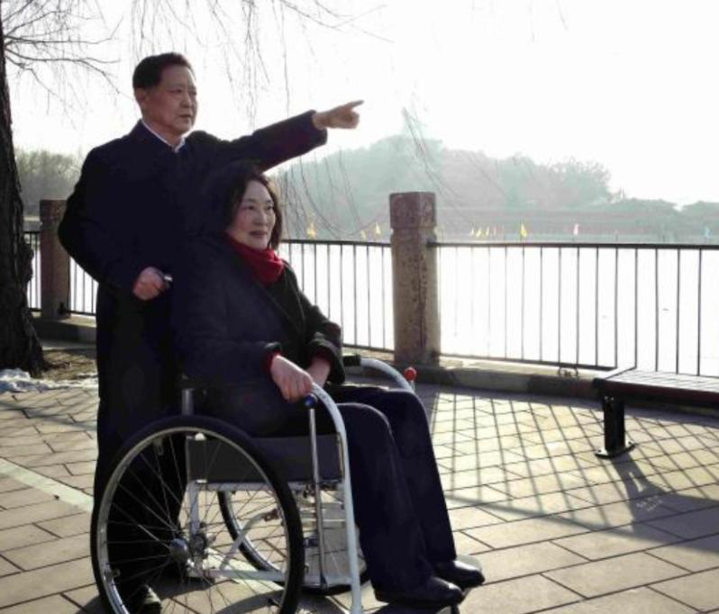 妻子地震截瘫感人视频,妻子汶川地震失去腿丈夫不离不弃