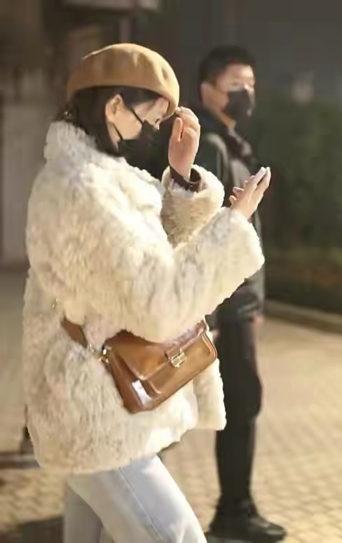 高圆圆最新近照穿黄色复古裙,高圆圆穿白色吊带背心气质甜美