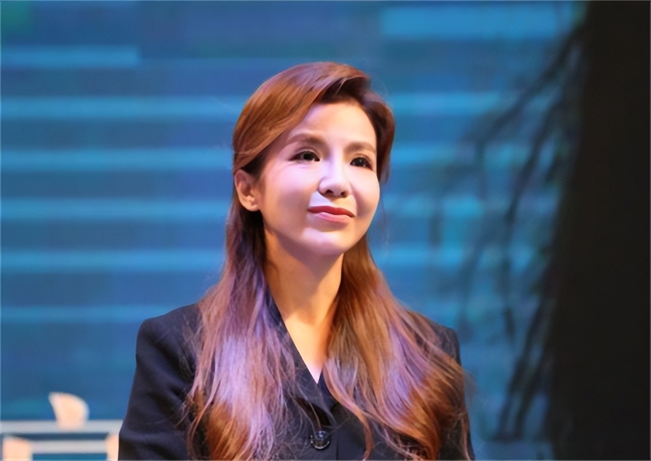 央视主持人嫁给三婚的人,两位央视名嘴夫妻隐婚多年