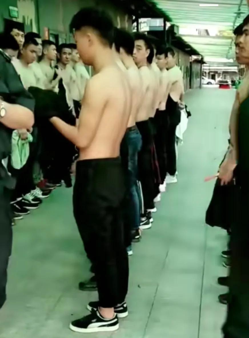 工厂为什么不招收有纹身的人,为什么厂不招纹身的人