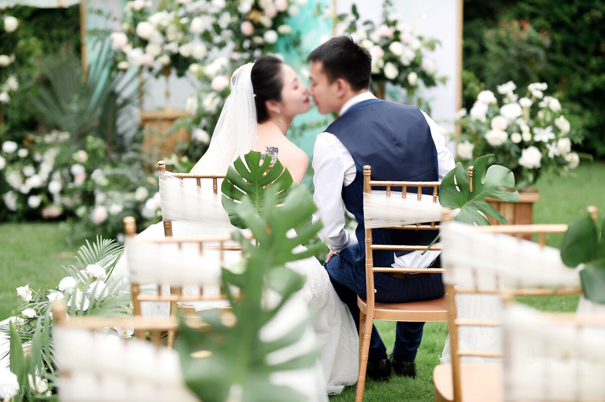 单亲妈妈嫁女儿给新郎红包,单亲妈妈改口给女儿红包