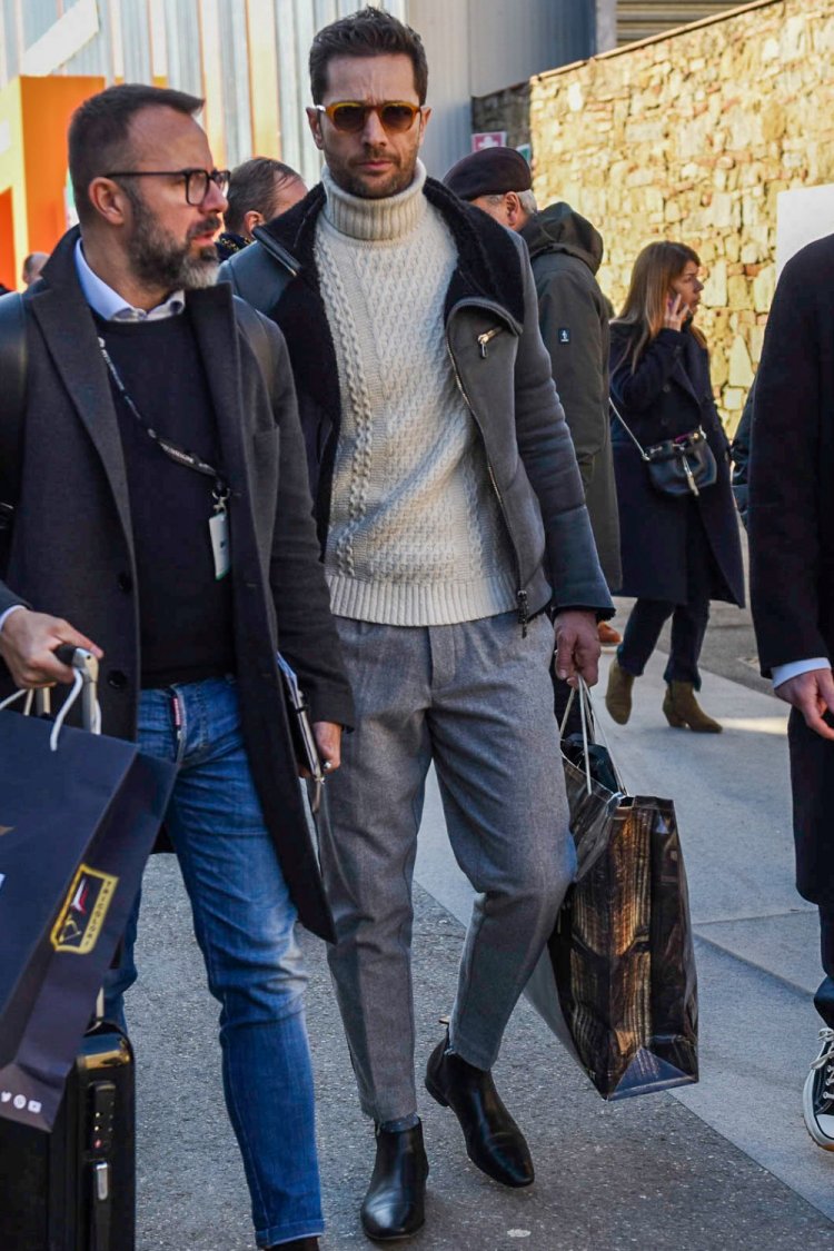 不是我吹，这优雅的灰色裤子，能为你的休闲装扮增添一抹亮色