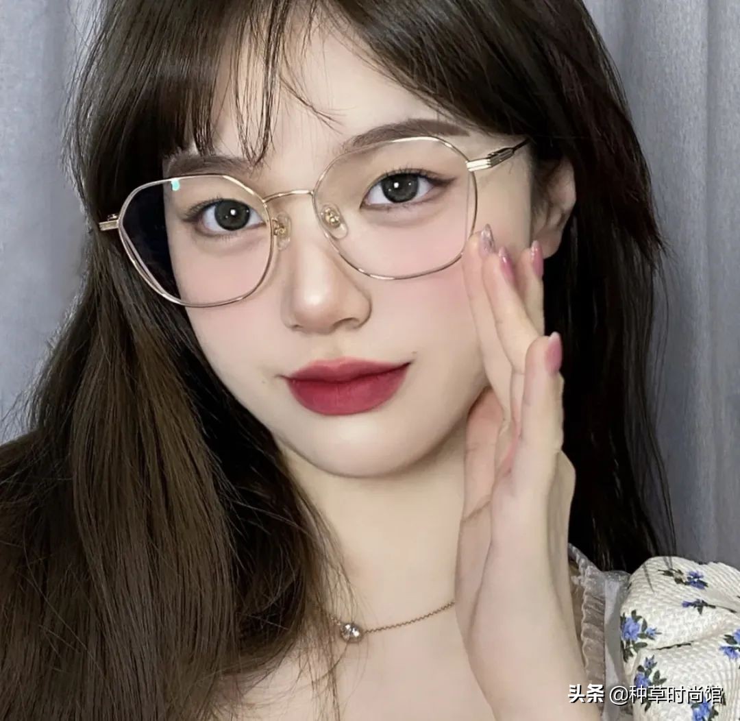 女孩问戴眼镜和不戴眼镜有啥区别,戴眼镜和不戴眼镜女生对比图