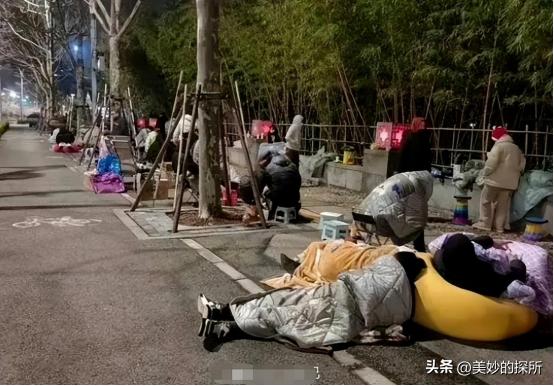 上万人上海深夜露宿街头,上万人深夜露宿街头