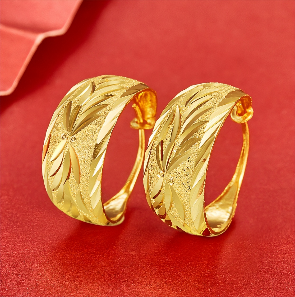 黄金耳饰大小一样是什么意思,怎么挑选适合自己的黄金耳饰