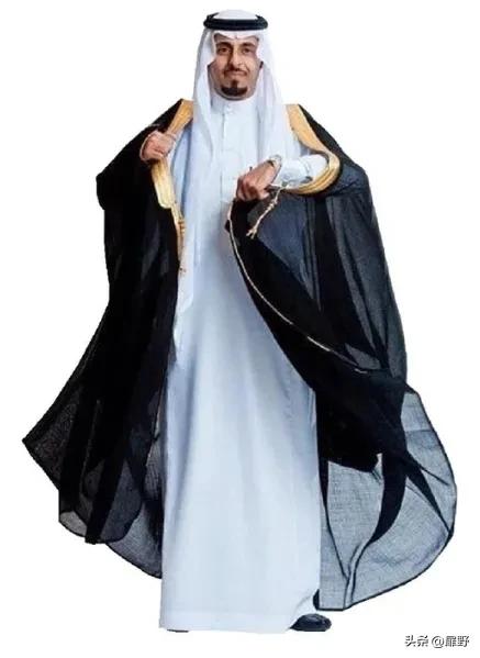 梅西昨晚球王登基，黑袍抢戏！网友：颜色不好看，不喜庆？