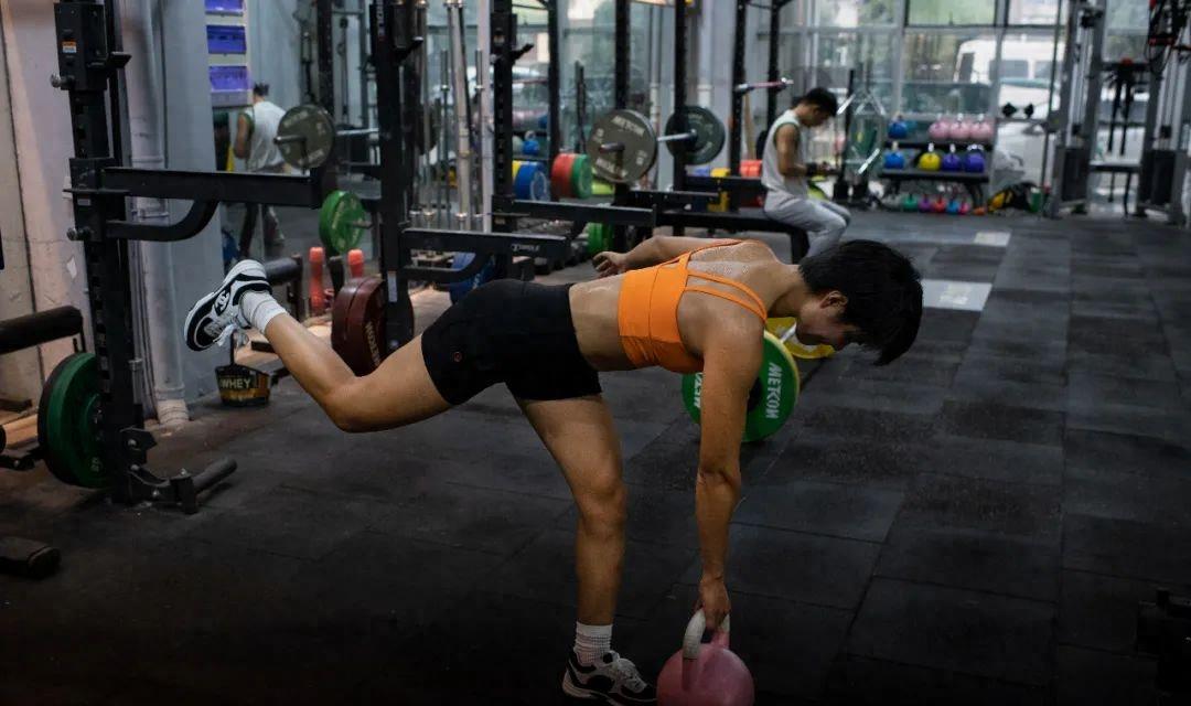 一位女明星隆胸5次,女演员隆胸