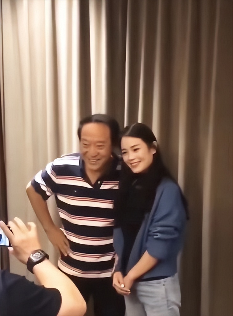 牛群辞官现场,牛群卸任县长后和冯巩合作过没有