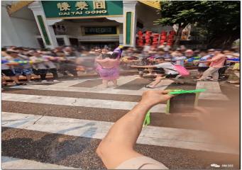 趁着泼水节公然对女生进行骚扰！向女生私密部位喷水还撕扯衣服