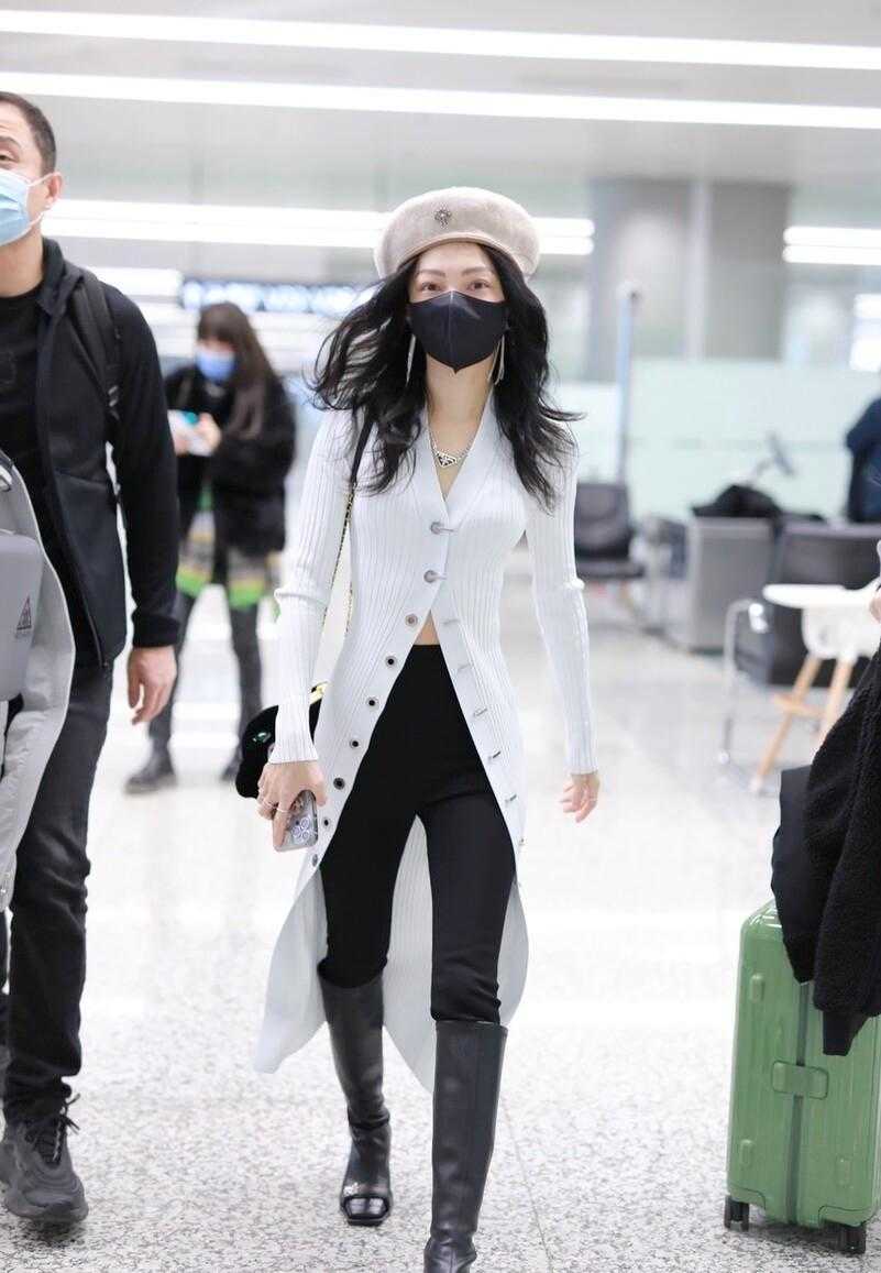 张韶涵瘦成皮包骨了,张韶涵穿绿色印花上衣小秀蛮腰