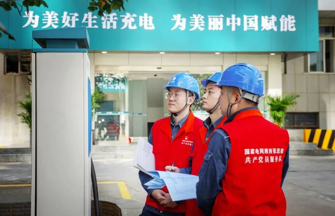 旗帜领航聚合力强根铸魂,坚持旗帜领航着力强根铸魂