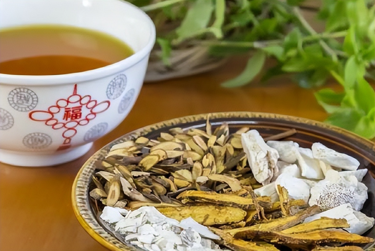 小肠湿热下注有什么表现,舌苔厚腻是湿热下注的表现吗