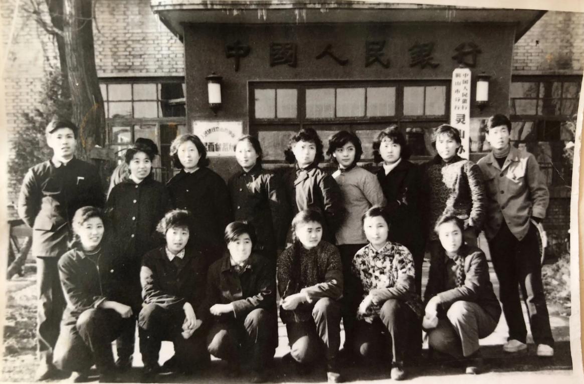 6毛钱的醋溜白菜，工资每月只有四十块，你达到万元户标准了吗？