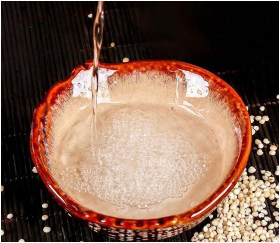 向别人敬酒时杯子应该高还是低,向别人敬酒是什么意思