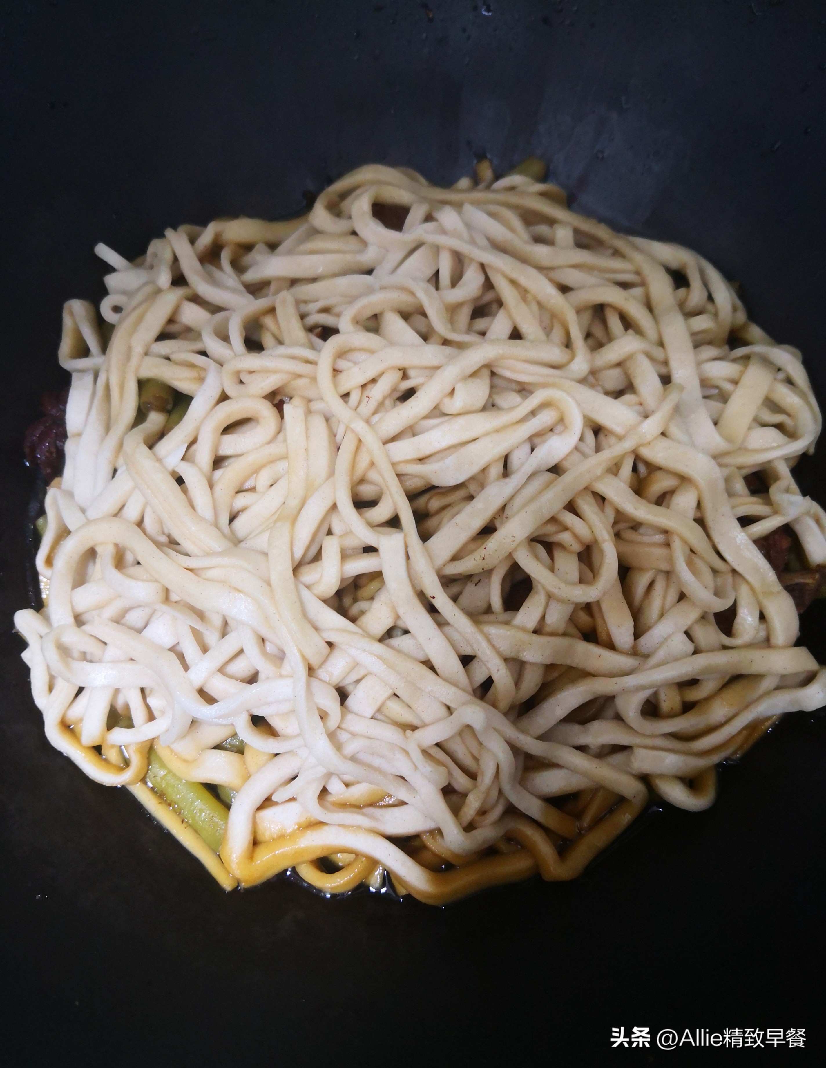 砂锅焖面老是粘锅怎么回事,豆角土豆西红柿焖面不会粘锅