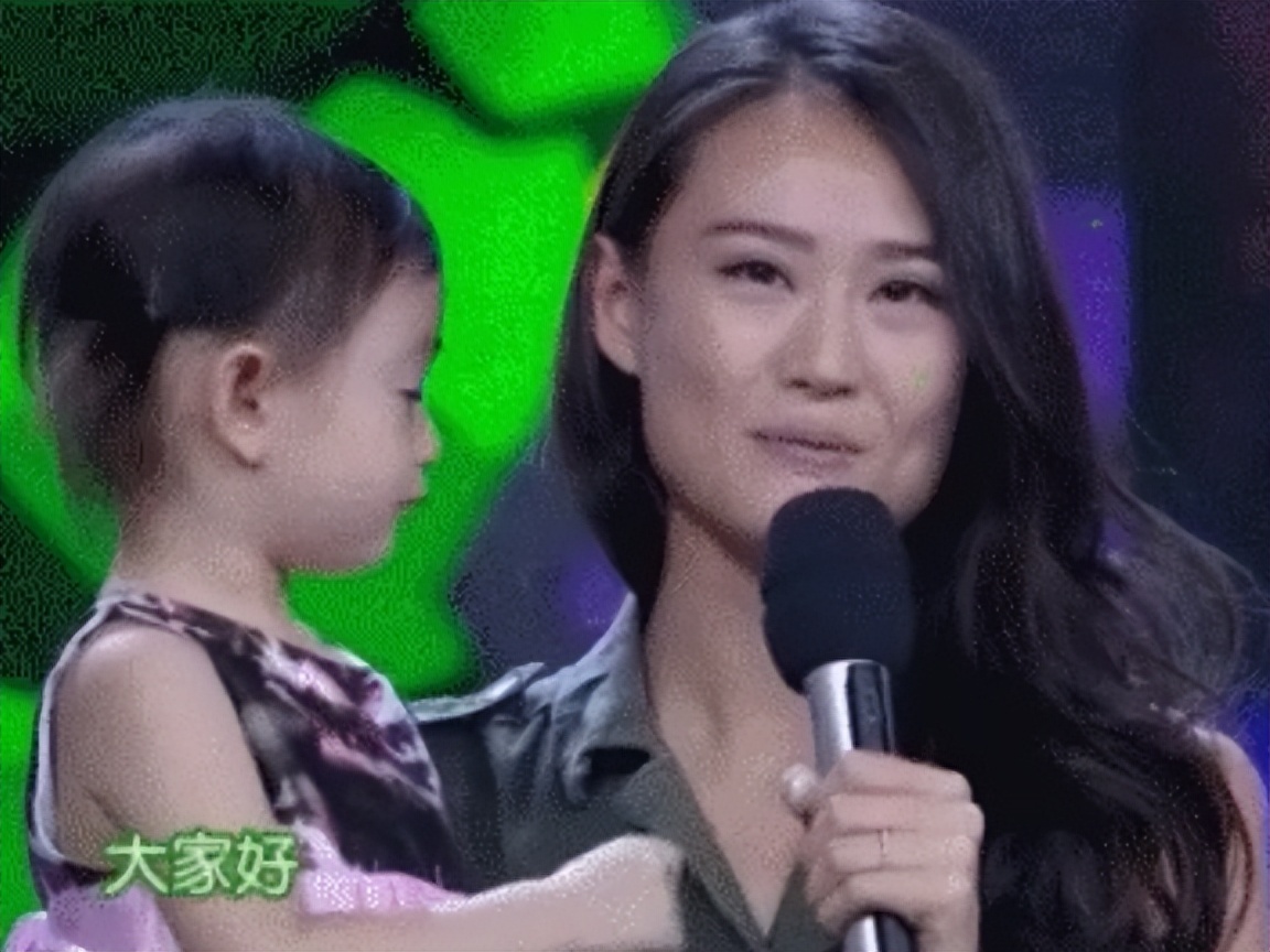 “只讲英文”李安琪：嫁*小鹏李**13年，从不说中文，哪来的优越感？