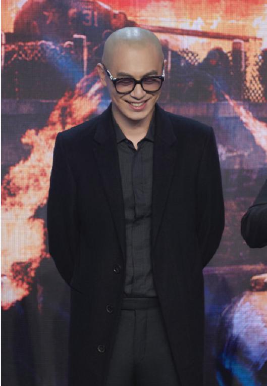 《电影长津湖之水门桥》朱亚文光头引热议，帅哥敢于尝试各种风格