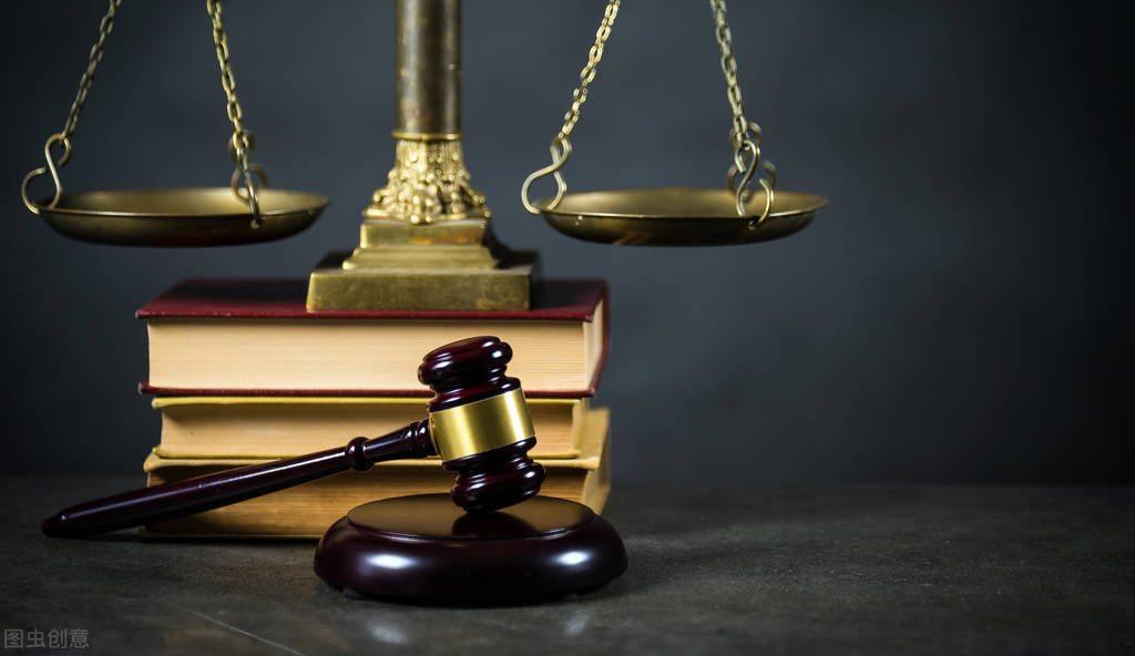 欠钱被起诉不去法院会怎样？这4个法律后果，每个都对你不利