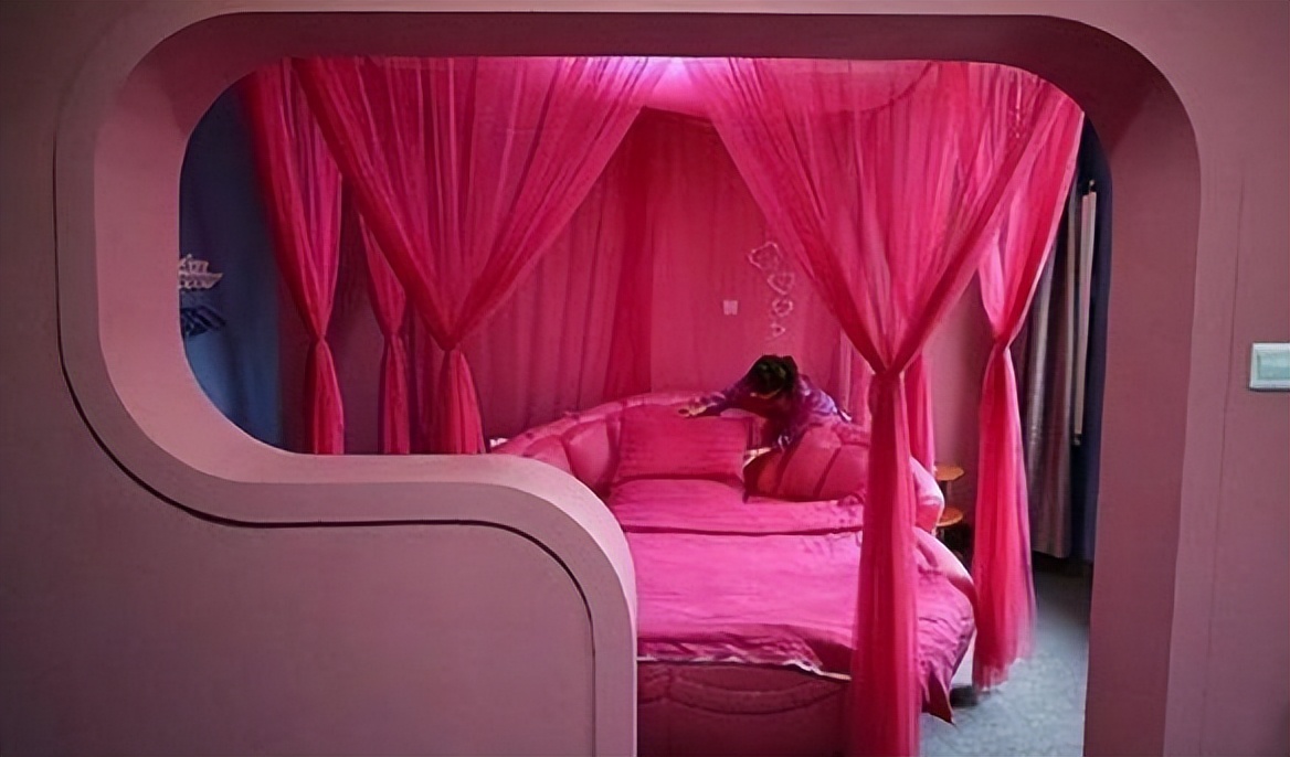 情侣酒店床单为什么都是白色的,情侣酒店的床为什么有镜子