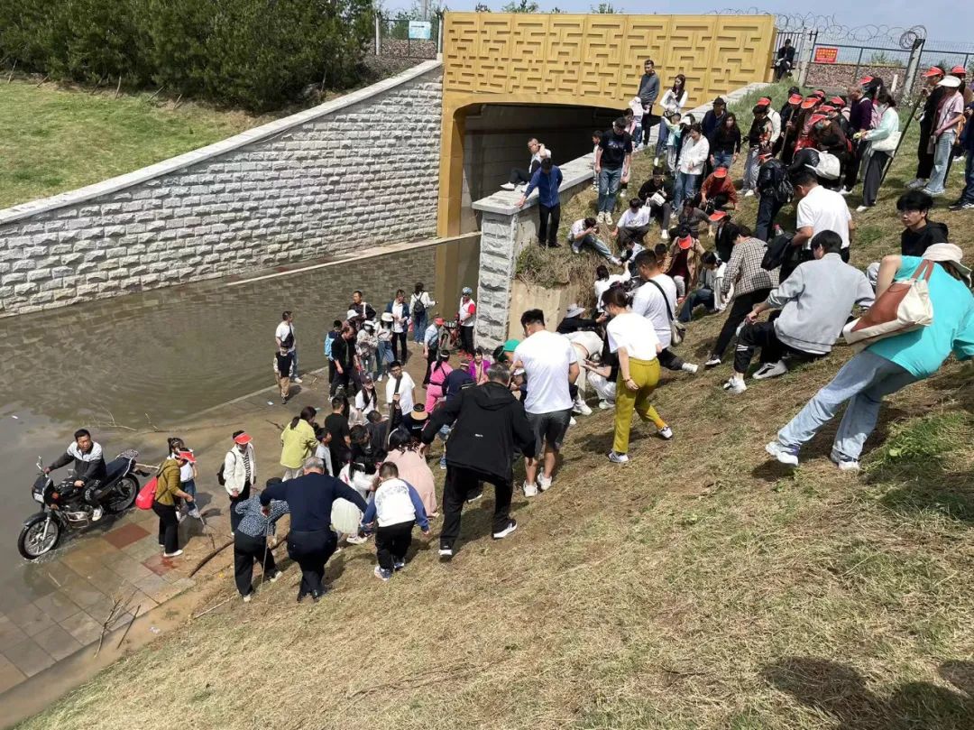 万人爬到白马寺！这样去景区的方式你绝对没见过！