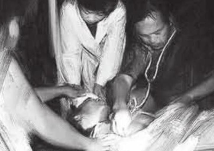 56年朱彦夫回乡后，母亲见他身体残缺吓一跳：让国家来照顾你吧