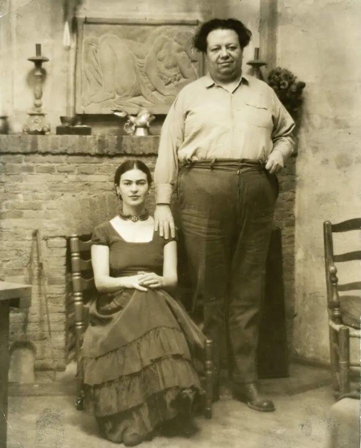 18岁车祸32次，三次流产，丈夫*引勾**小姨子，她成了全球最贵女画家