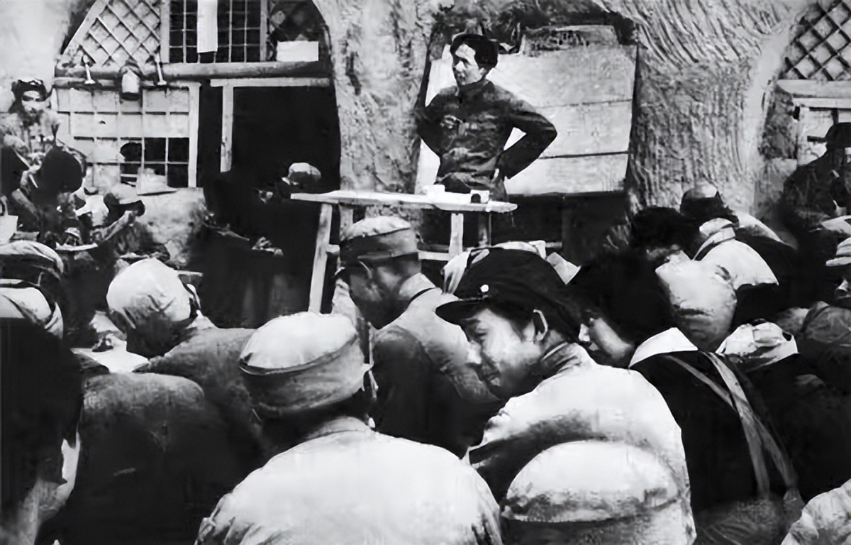 蒋介石一生中唯一一次到延安，看了毛*东泽**的窑洞，大呼后悔