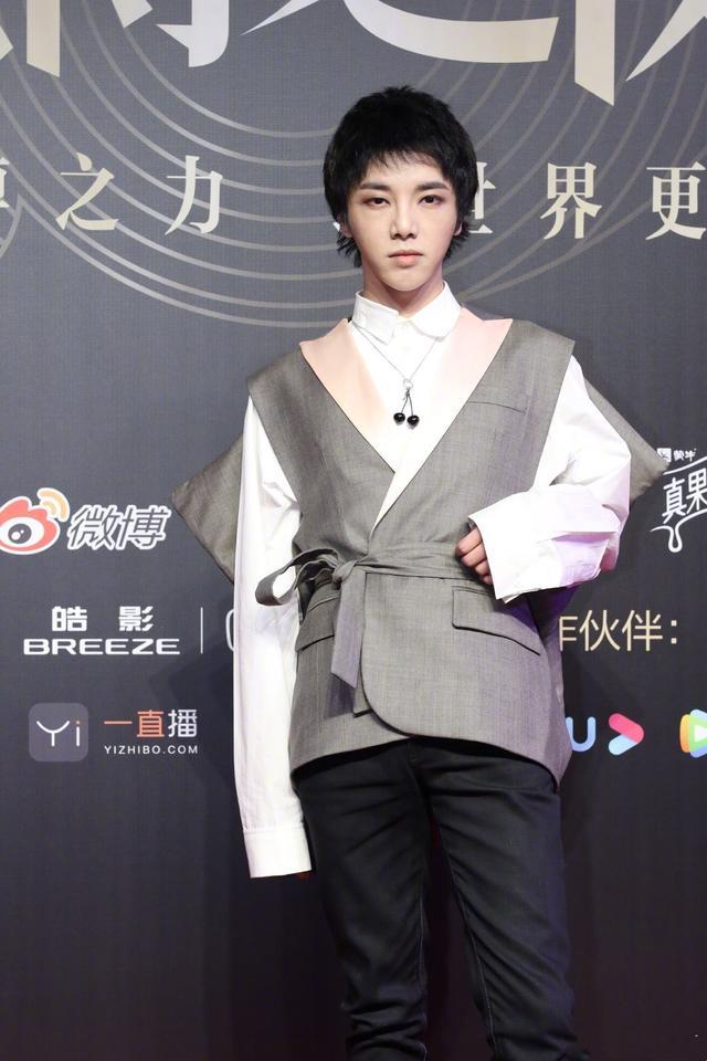 华晨宇下颌骨角度,华晨宇削下颌骨了吗