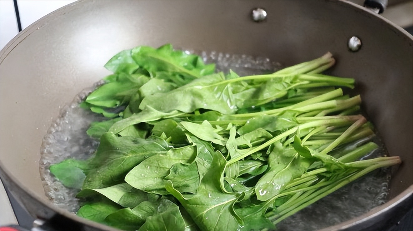 菠菜怎么做能起到养肝明目功效,春食菠菜好处多滋阴润燥