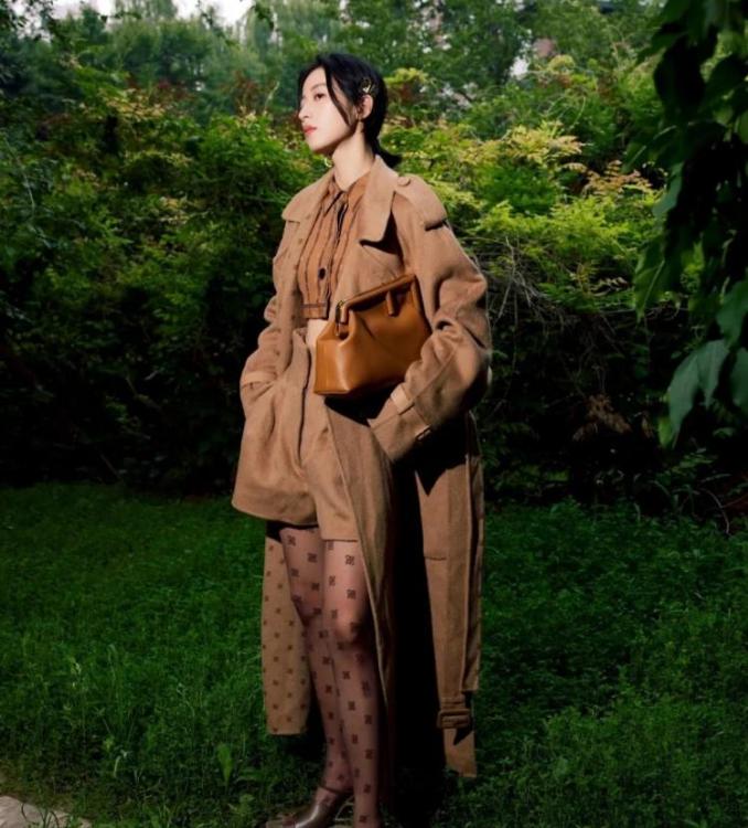 周雨彤彻底打破原有桎梏,穿白色*袜丝**搭配学生装摆脱淑女形象!