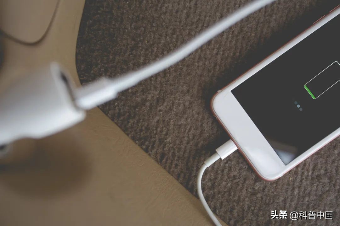 充电器坏了该怎么给手机充电,手机充电器坏了如何让它继续充电