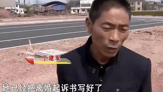 29岁姑娘抛夫弃子，执意嫁当姥爷的50岁大爷，男子：她能帮我赚钱