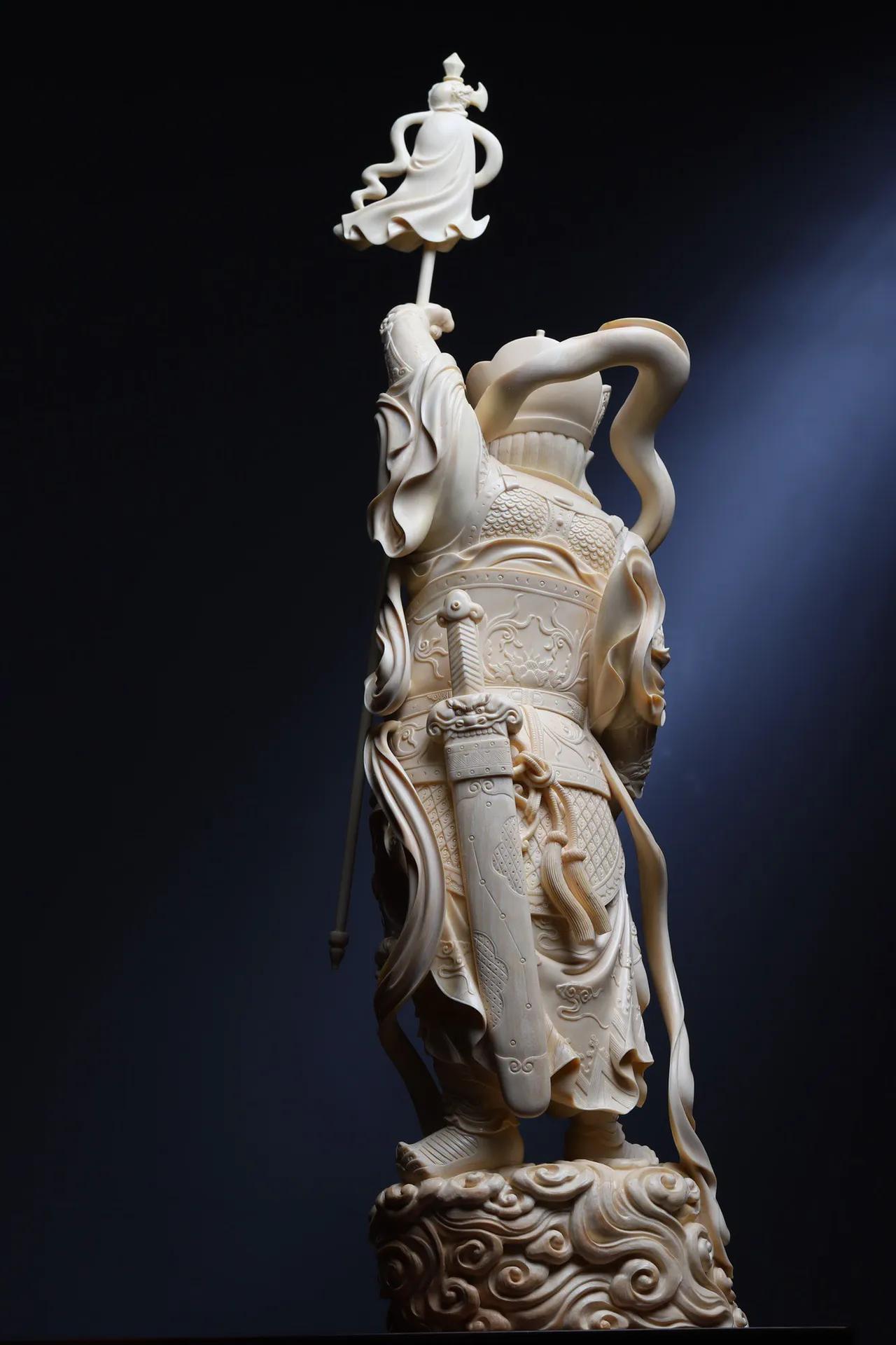 多闻｜财宝天王手持慧伞,左手托着吐宝鼠能赐无尽财宝