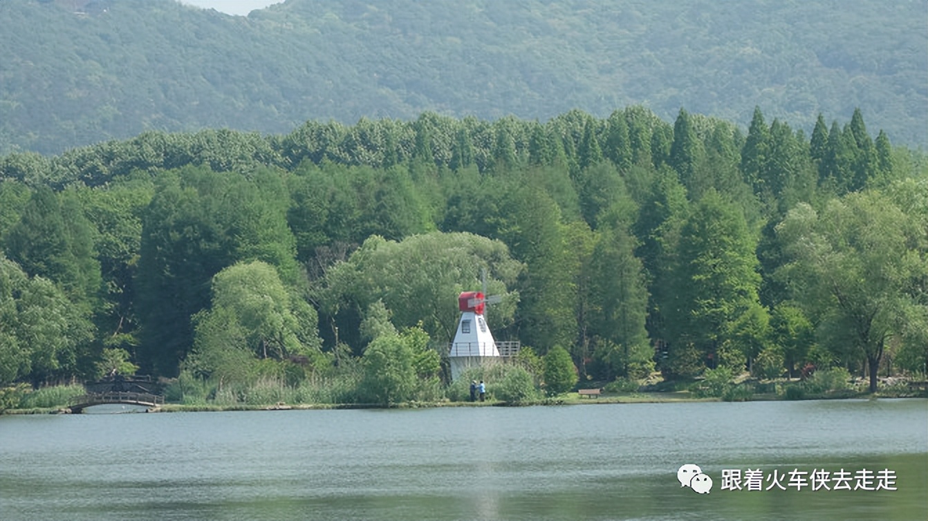 南京城墙下的琵琶湖,南京旅游先看城墙还是先看玄武湖
