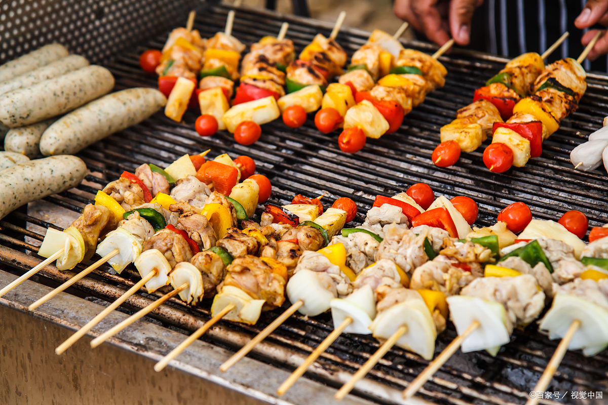 90后小夫妻摆摊卖烧烤,90后摆摊烧烤每个月8万