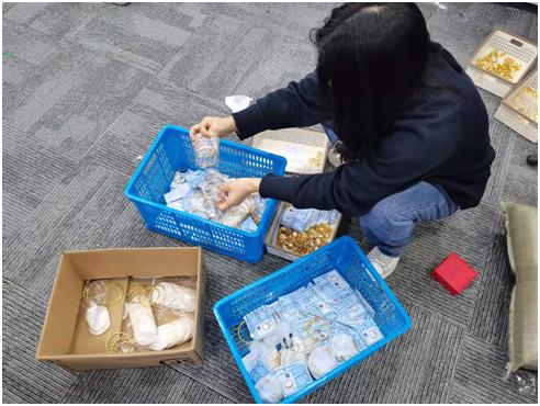 直播间假黄金诈骗案例,直播假黄金首饰被抓