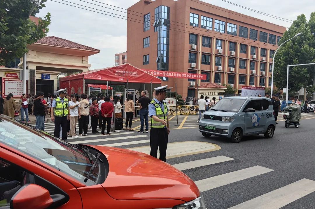 警警护航高考完整版,护航高考交警通行视频