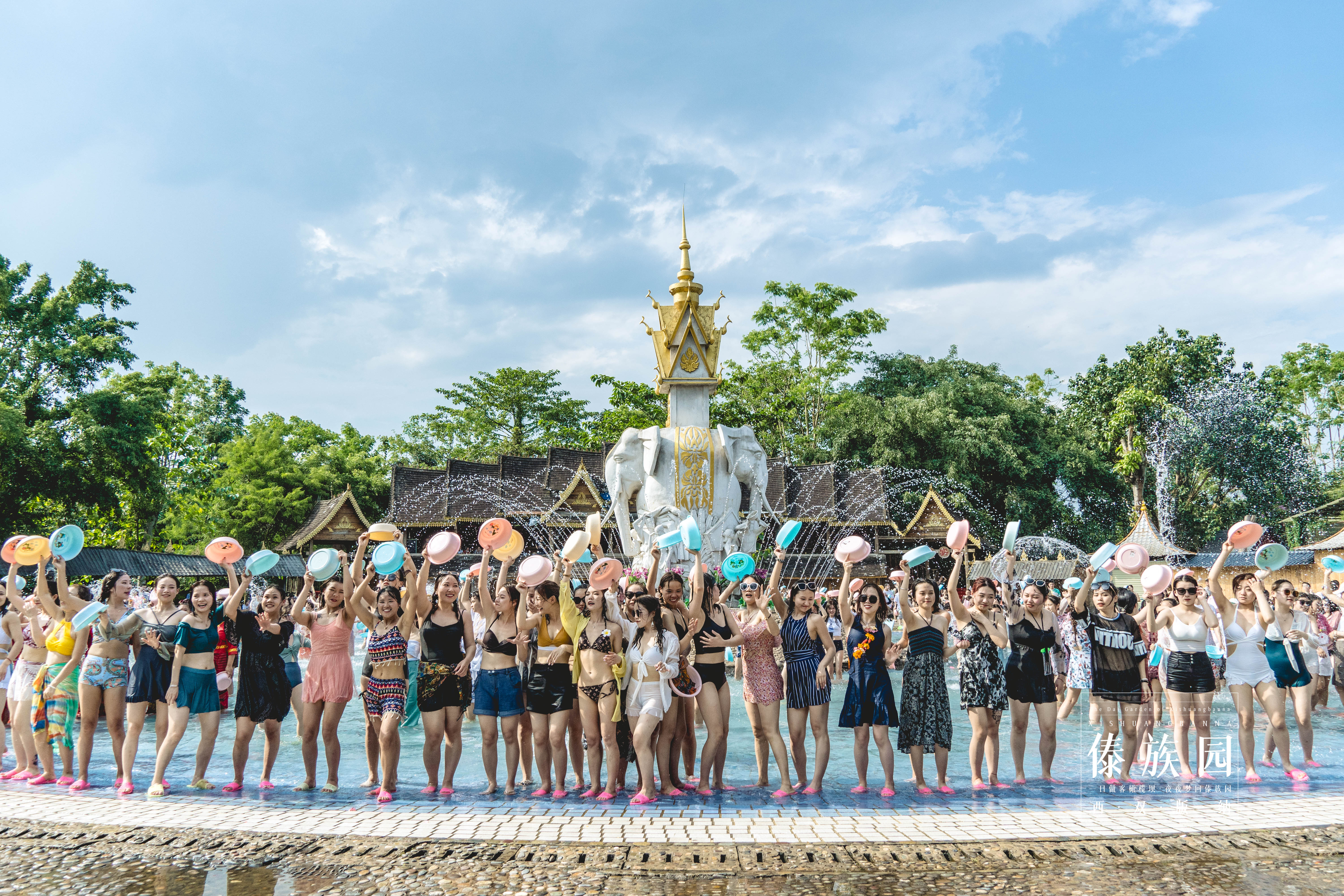 西双版纳的狂欢泼水节,西双版纳傣历1377年泼水节视频