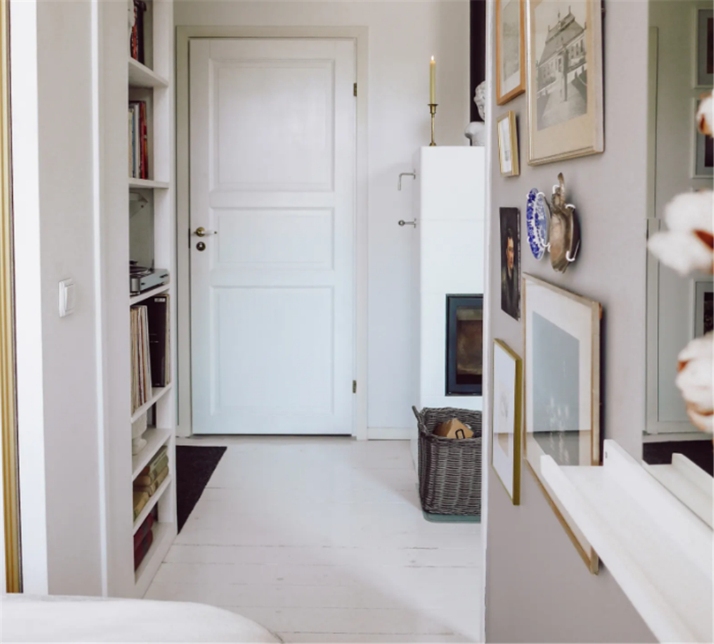 31岁“大姑娘”买下23㎡蜗居，小家切两半做客厅卧室：也太舒服了